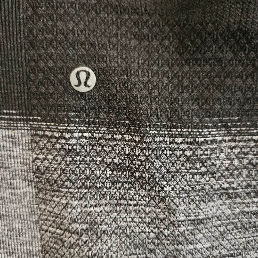 Lululemon Seamlessly Street Crop Heathered Black Size 8 Yoga Athletic Workout